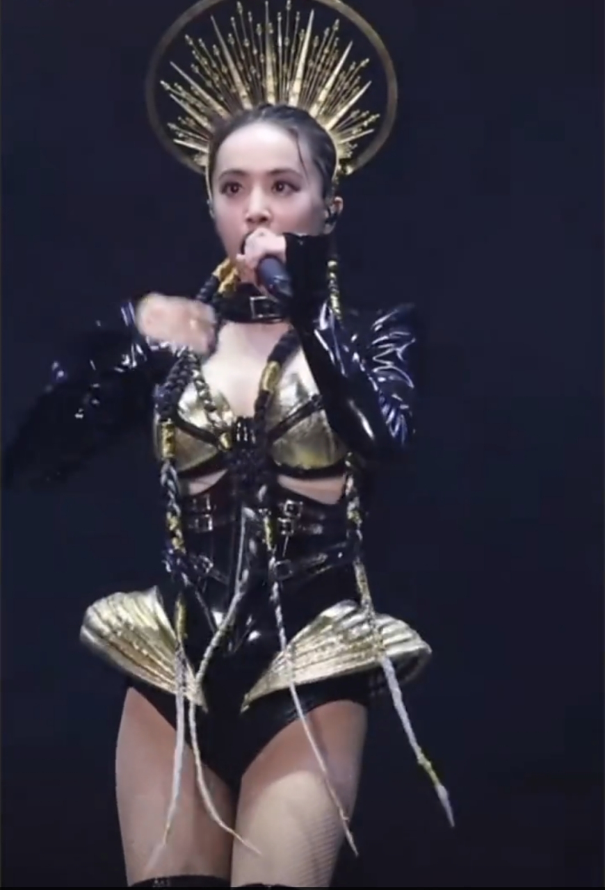 蔡依林在广州演唱会上表现惊艳,虽然她只有155cm的身高,但身材比例