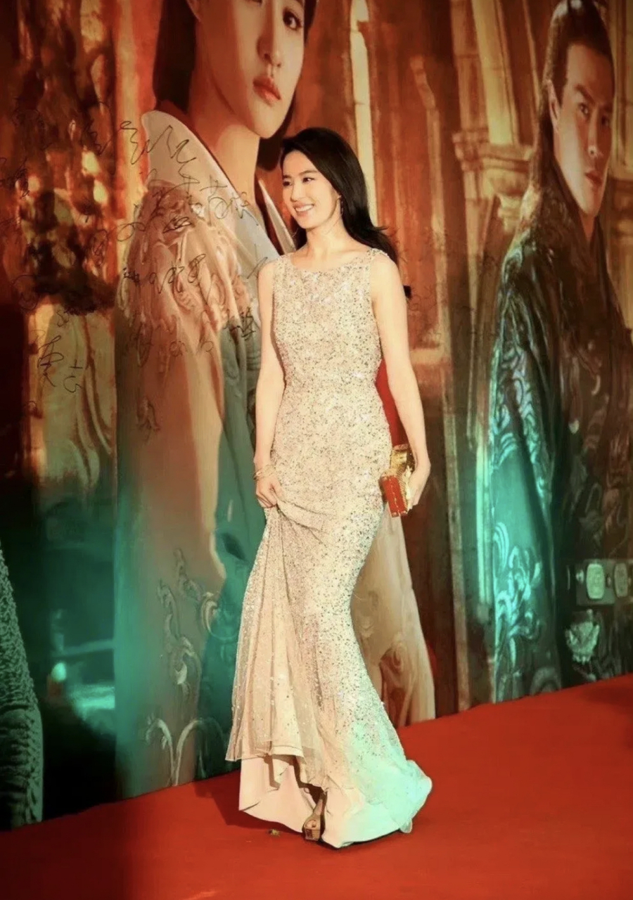 刘亦菲穿着一件闪亮的亮片大露背鱼尾裙,在红毯上亮相,完美身材令人