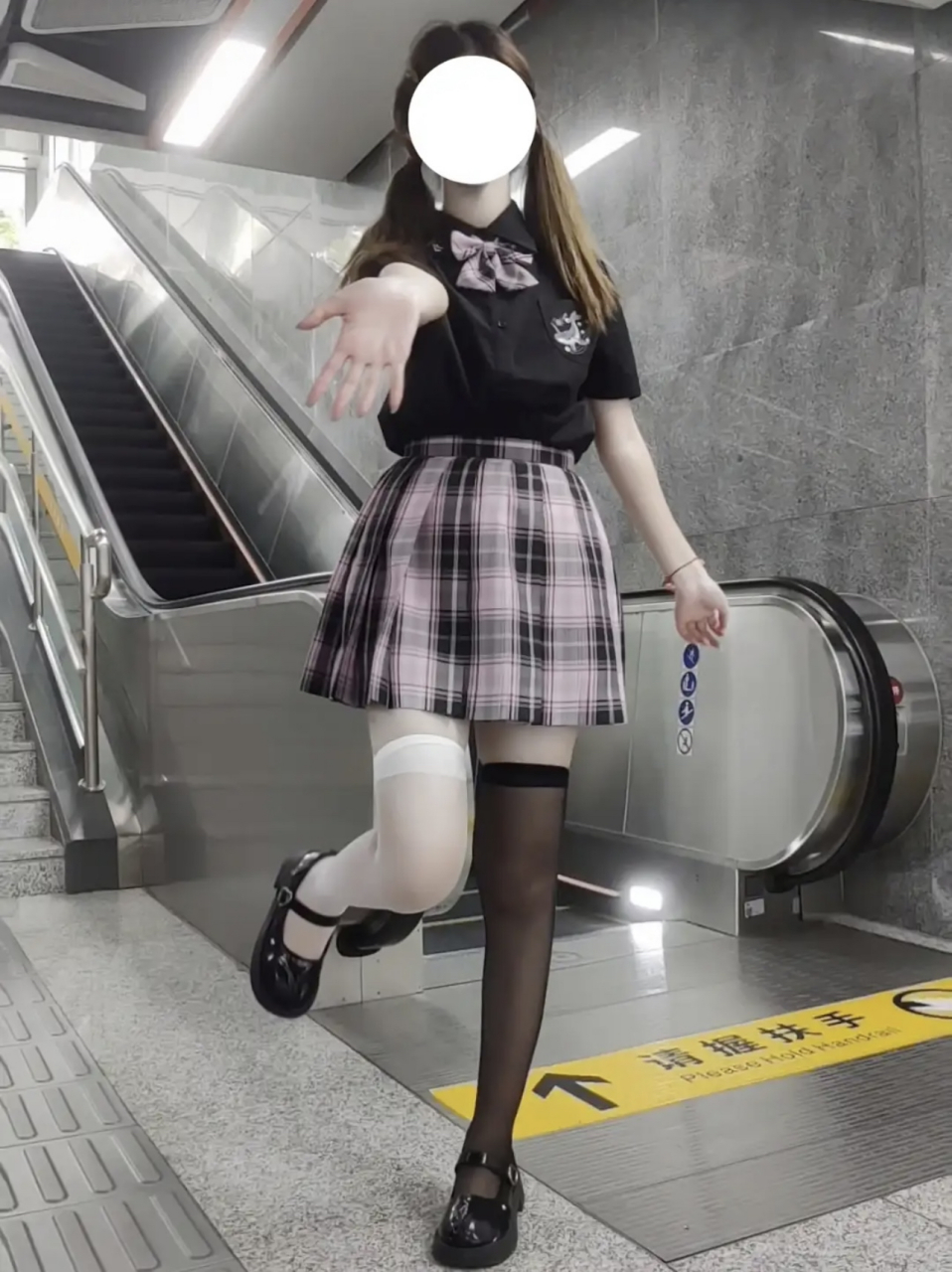 黑白丝混搭的超短裙jk制服美女