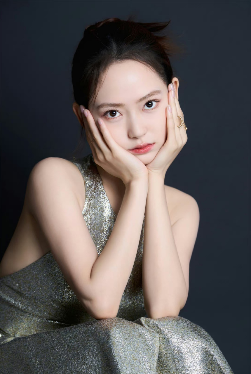 陈雨锶# 一袭银色闪光长裙,甜美清纯的容颜,水嫩白皙的肌肤,窈窕曼妙