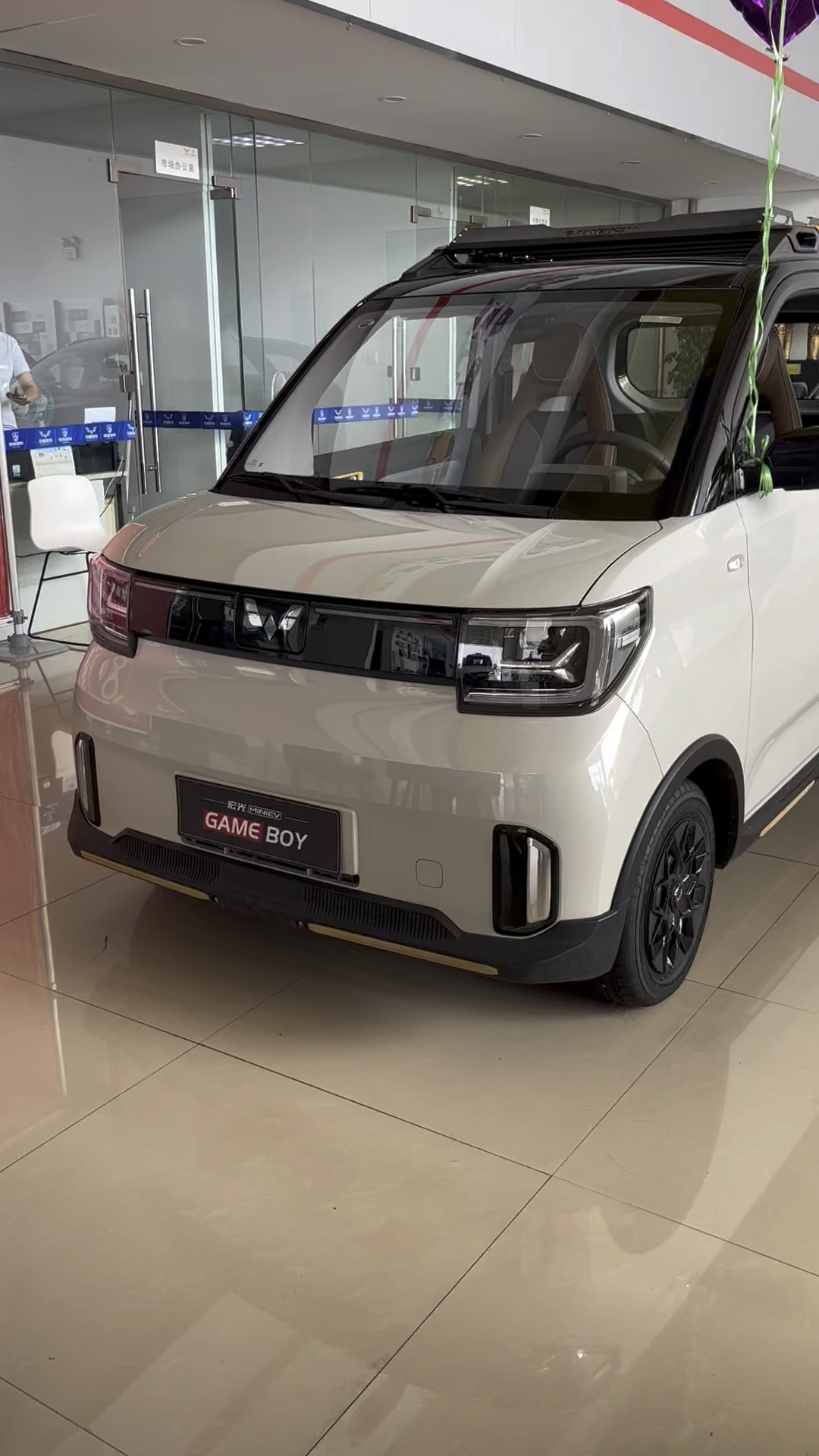 五菱宏光minigb奶茶色黑顶续航300公里