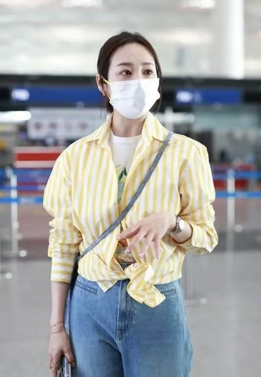 李纯身穿黄色条纹衬衫 牛仔阔腿裤 印花t恤清新自然