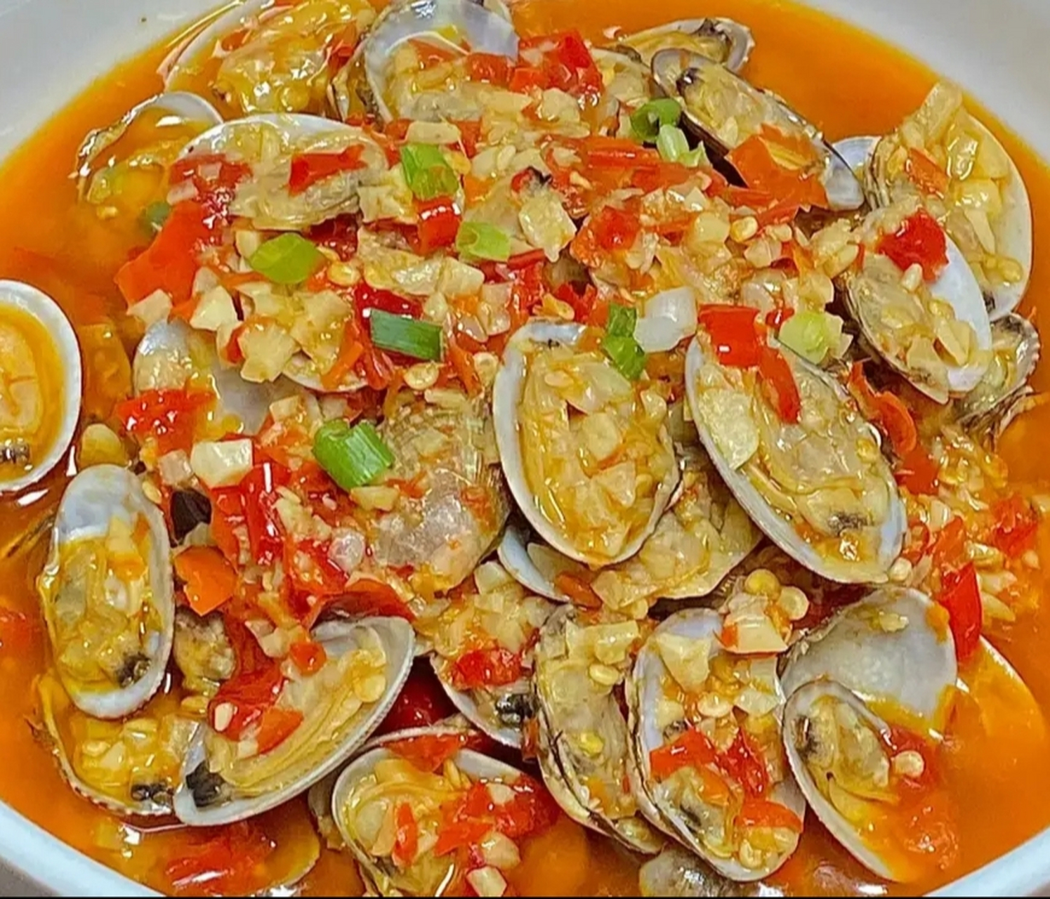 #我的美食分享#  蒜蓉剁椒花甲  做法如下:  1,花甲浸泡盐水吐沙1小时