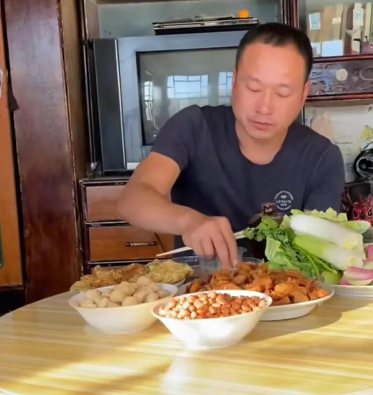 去年,草根逆袭靠抖音火起来的,短期内涨粉速度最快的非张同学莫属了