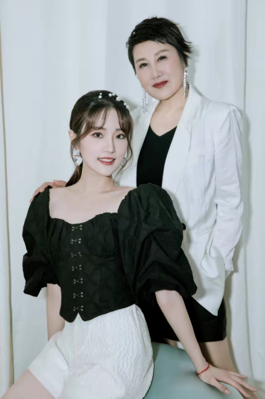 张凯丽和闫妮的女儿拍时尚大片,气场十足[good]