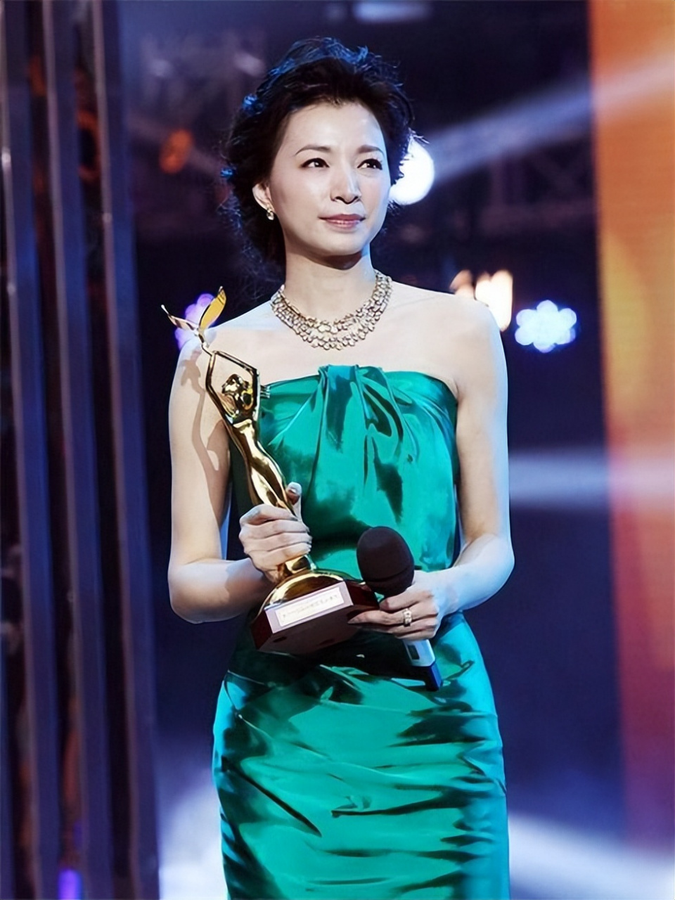 央视美女主持董卿.