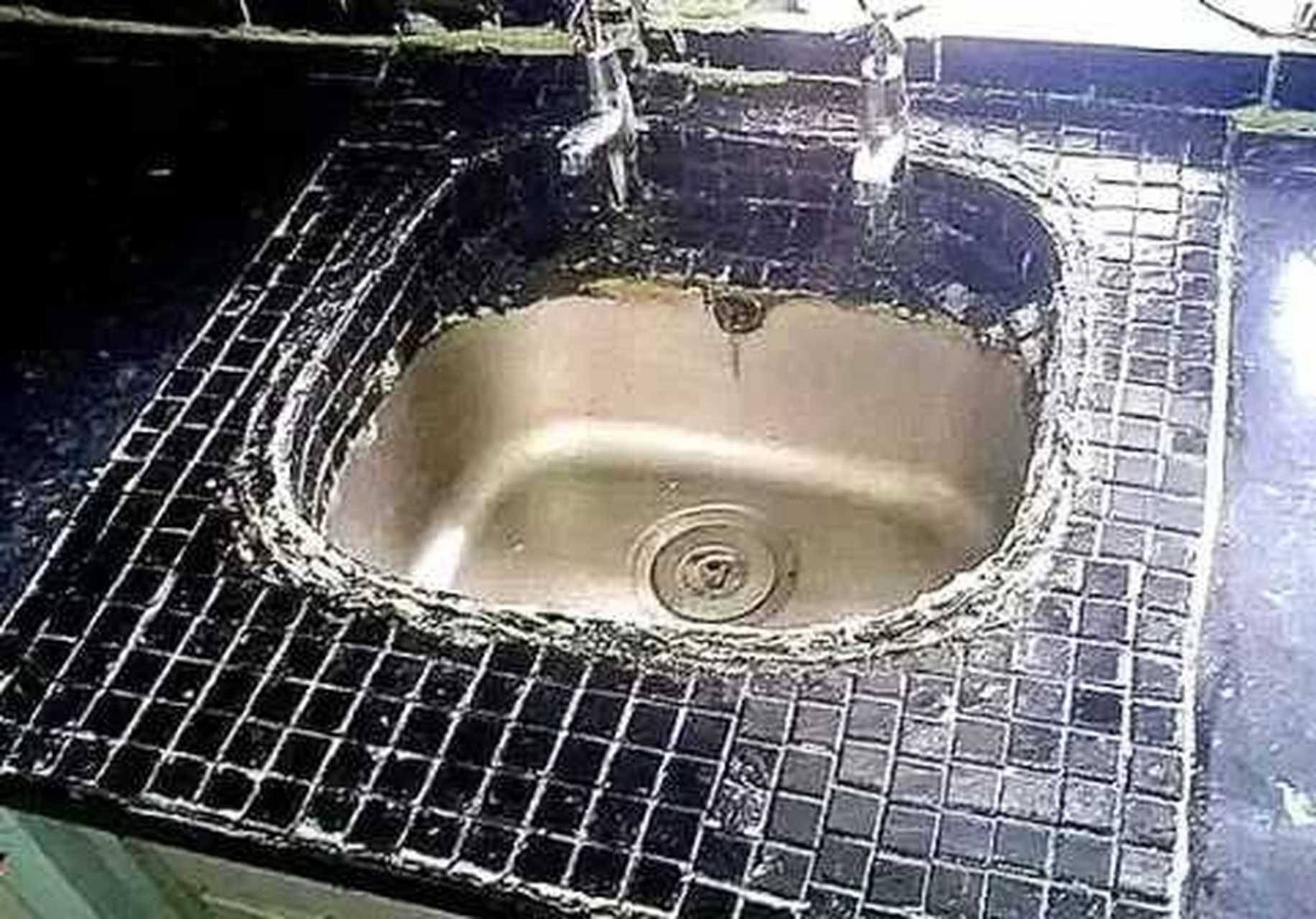 不对付的水龙头和洗手池  水槽周边铺小砖  关上是厨房,打开是卫生间