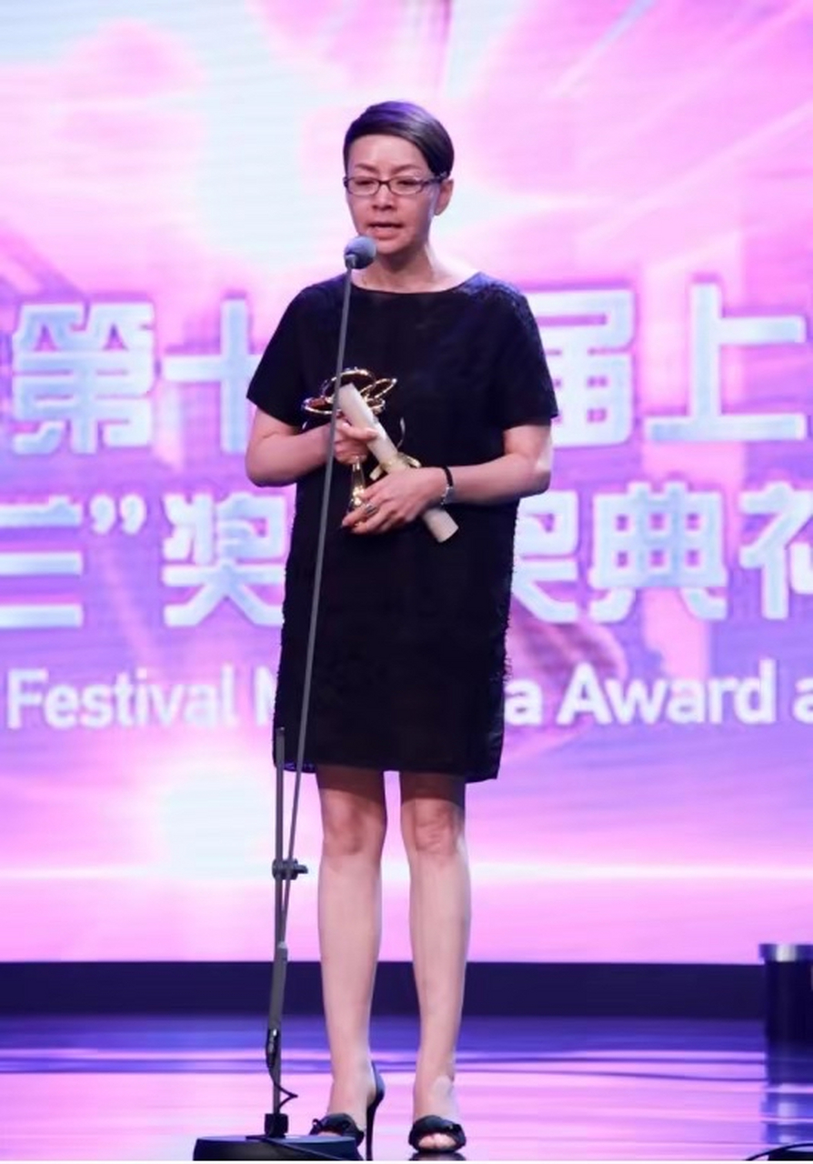 宋丹丹穿短裙还露腿,不俗气反倒感叹超模腿,没几个年轻人比得上