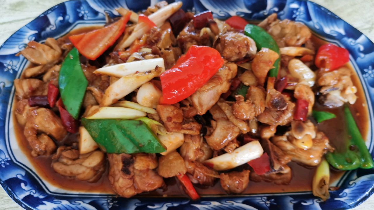 生炒鸡块的家常做法,鸡肉滑嫩又入味,非常有食欲