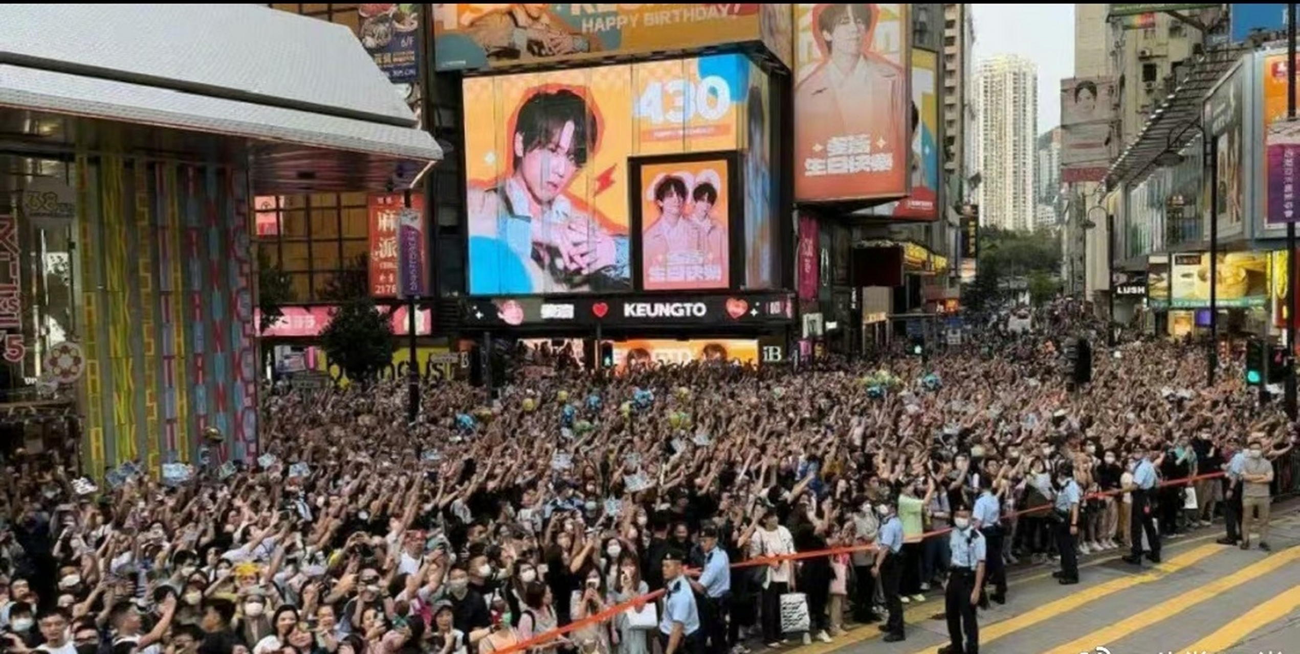 因港版101《全名造星》火起来的香港顶流姜涛的生日,不仅人多,街上的
