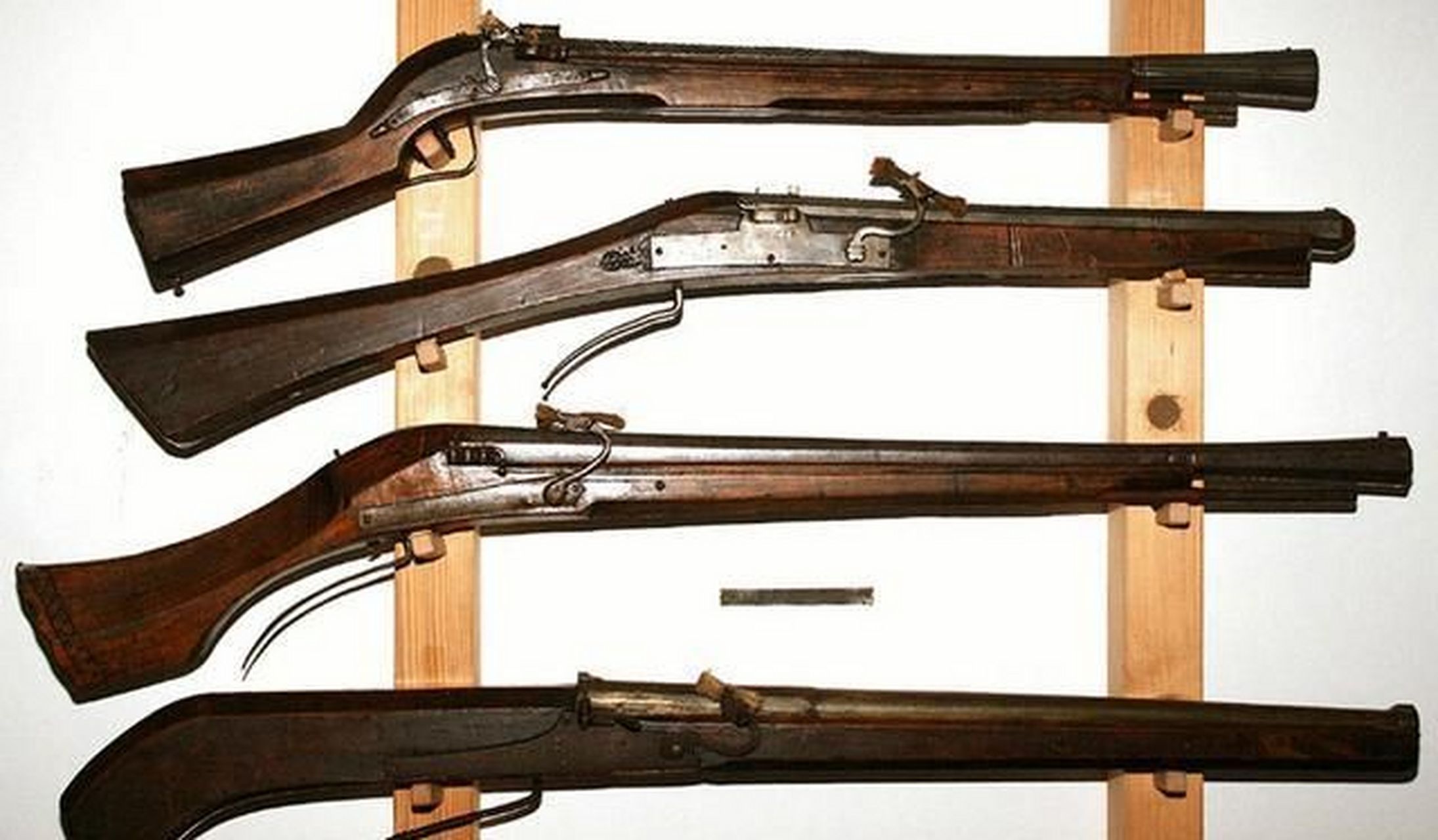 知识科普:火绳枪:点燃火绳引燃火药的一种简单的枪械.