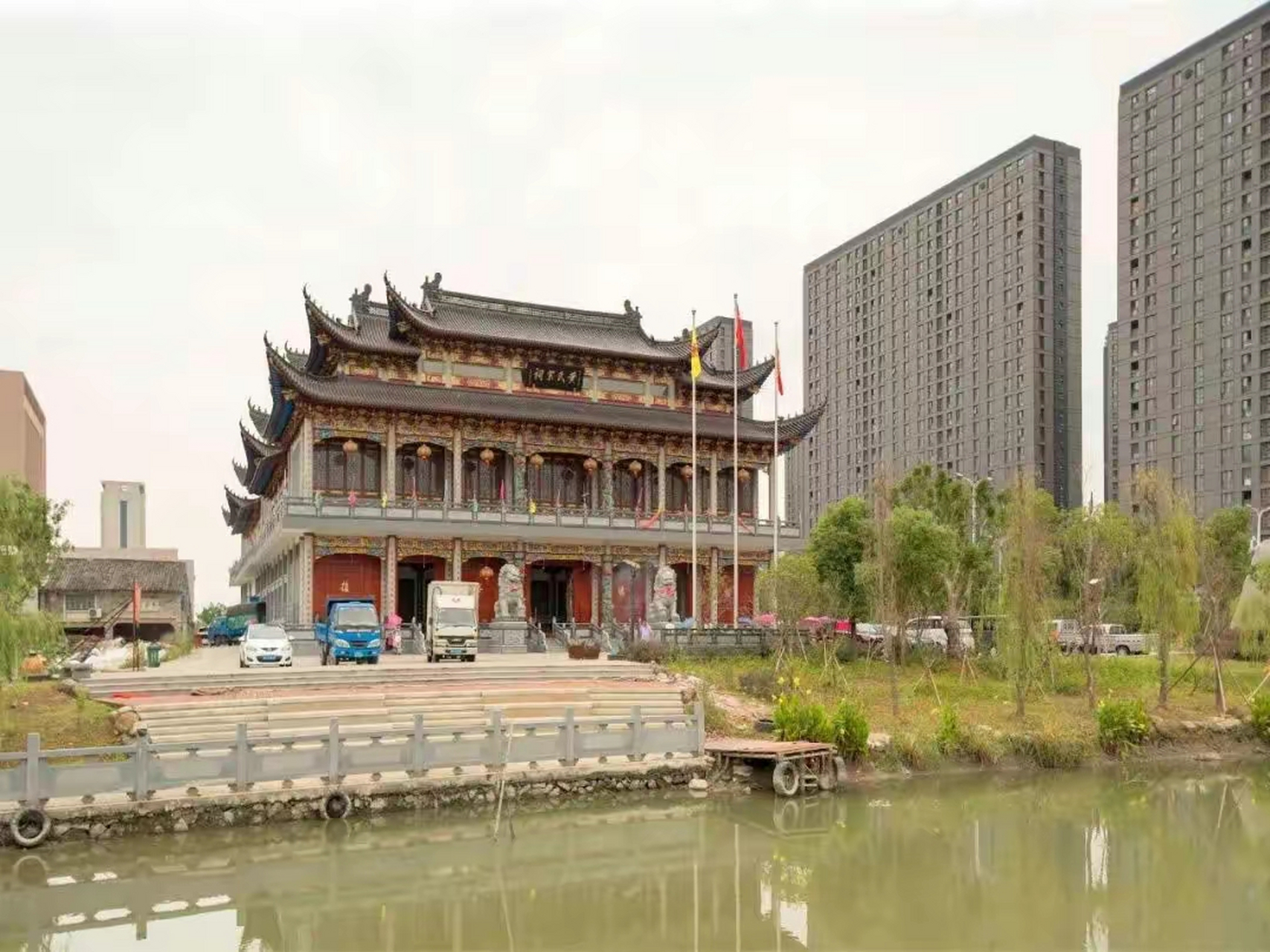 浙江省温州市苍南县灵溪镇陡门头村的一座黄氏宗祠将被强拆,引发了