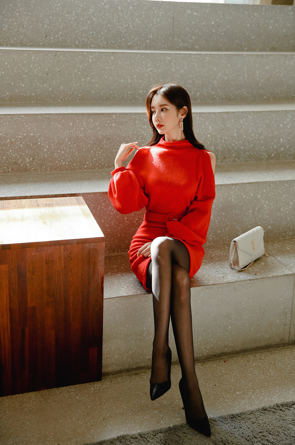 孙允珠:波西塔诺蔷薇古堡娇鸢黑丝红袖裙