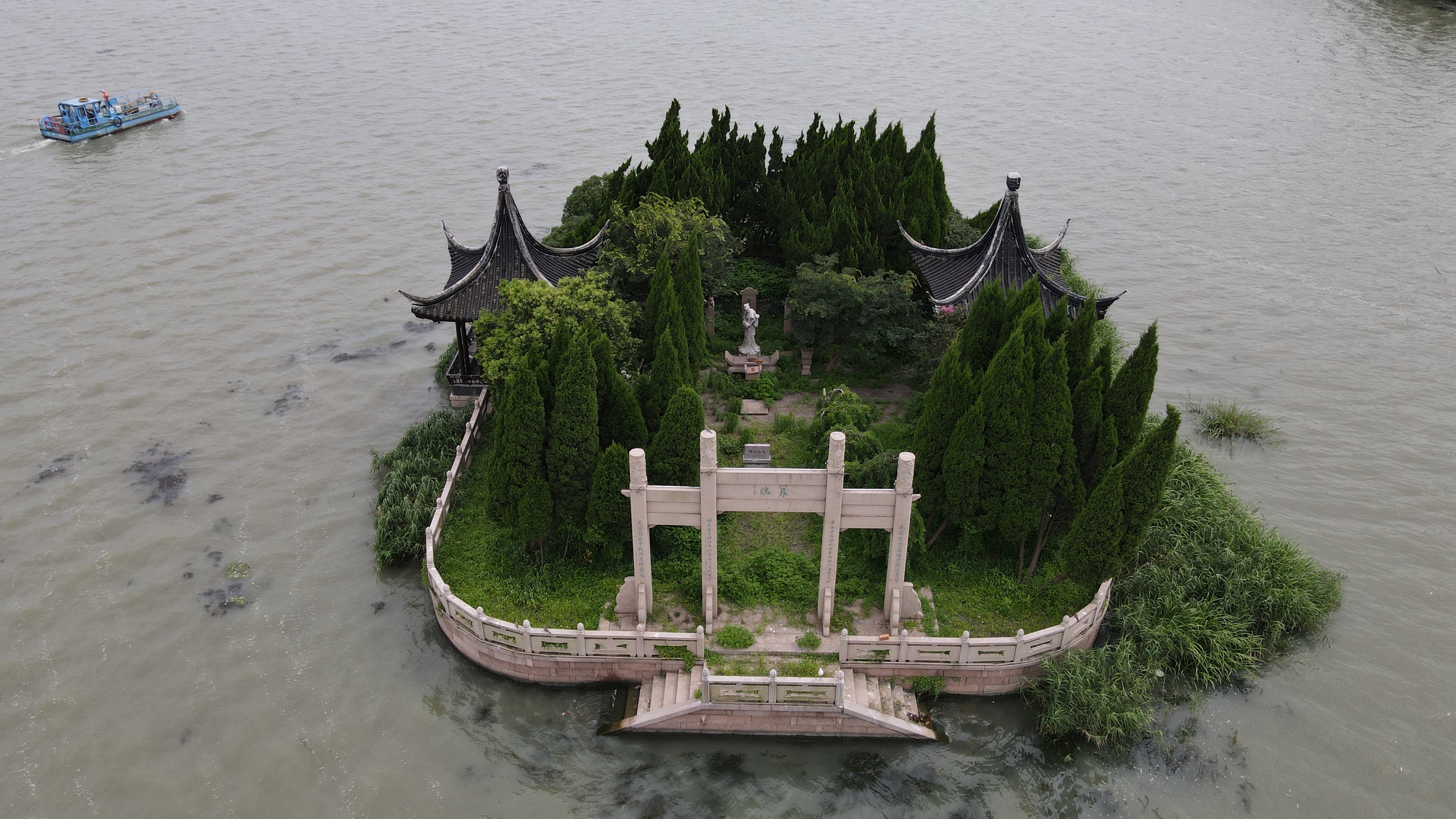 古墓竟然建在湖中,历经近千年不曾被水淹,这就是锦溪八景之一的陈妃