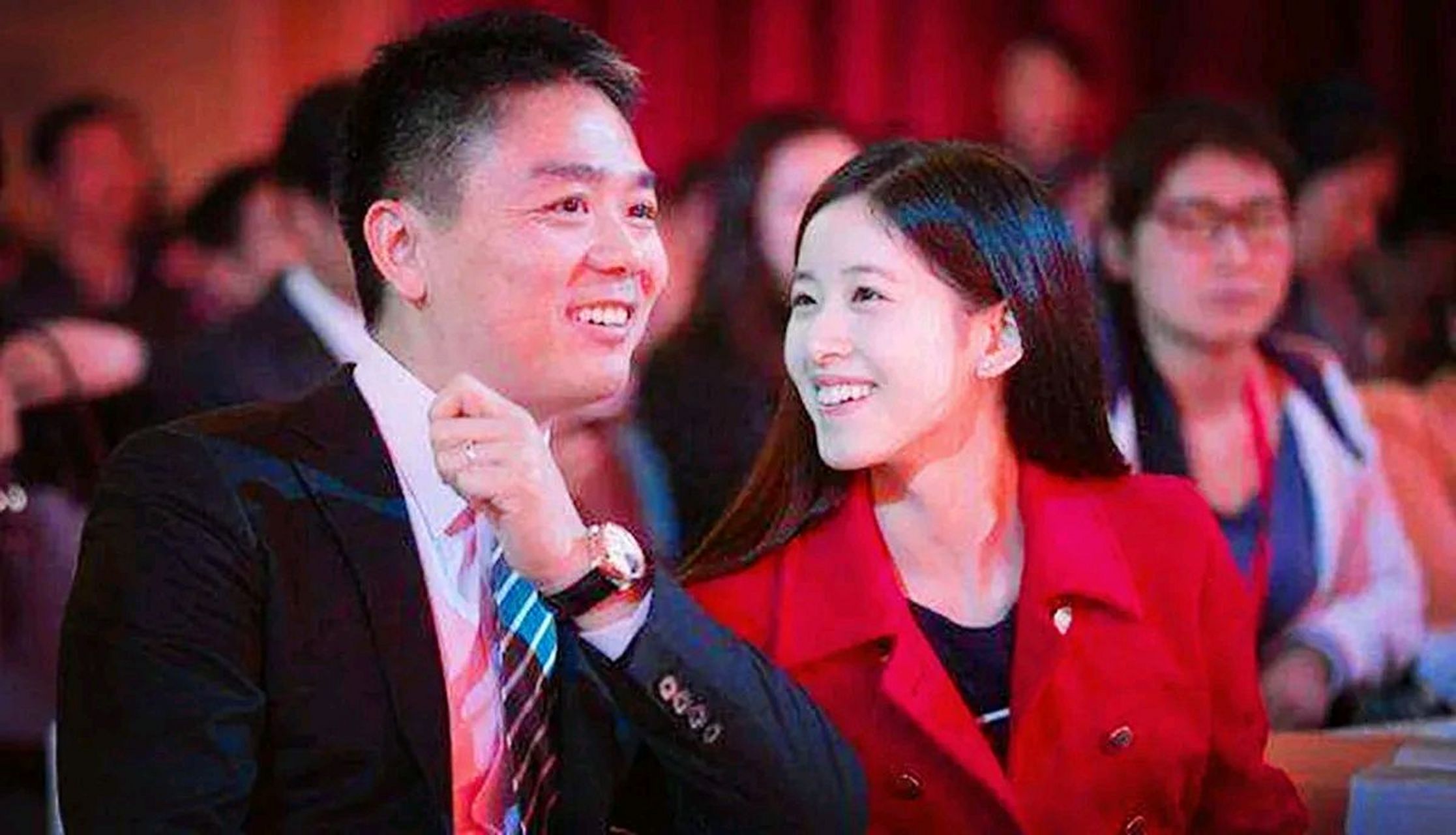 2016年,京东副总裁杜爽在饭局上突然对刘强东说:"老板,我意外怀孕4个