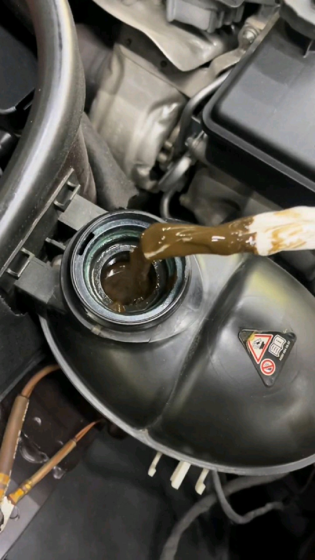 奔驰防冻液里都是机油