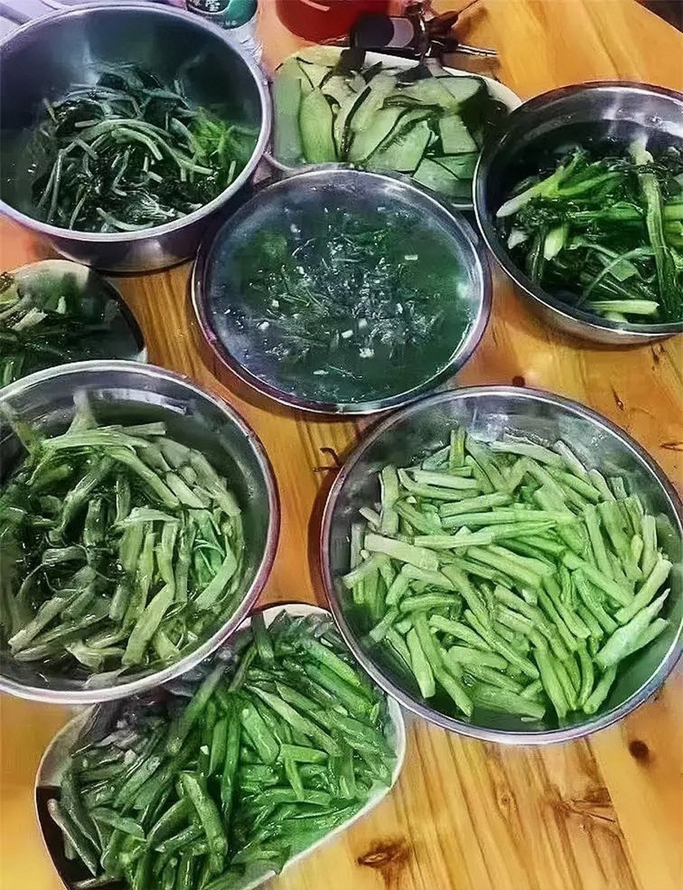 回到家里老妈做了一桌纯天然的绿色食品,就是少了点肉
