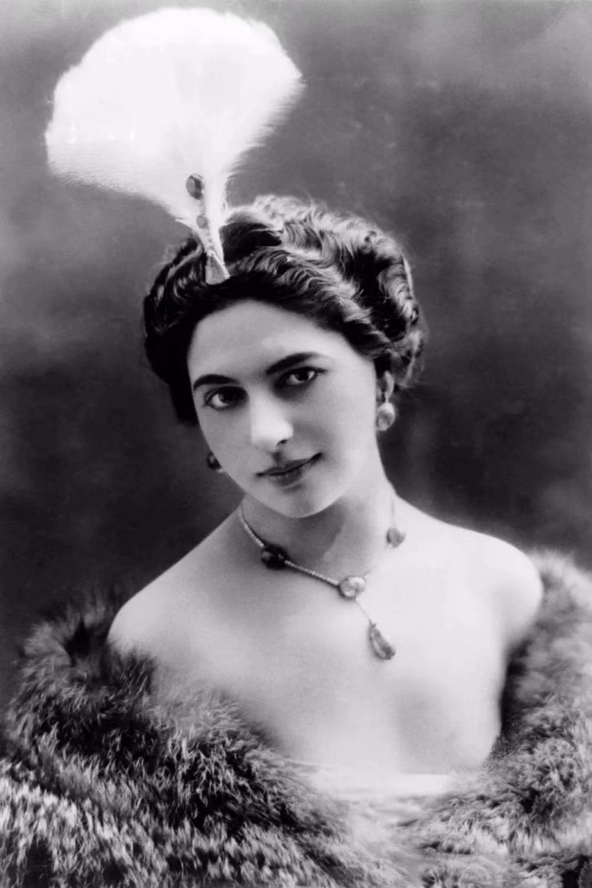 一战结束后,"双面间谍"玛塔哈丽迎来了属于她的惩罚,她被法军绑在木桩