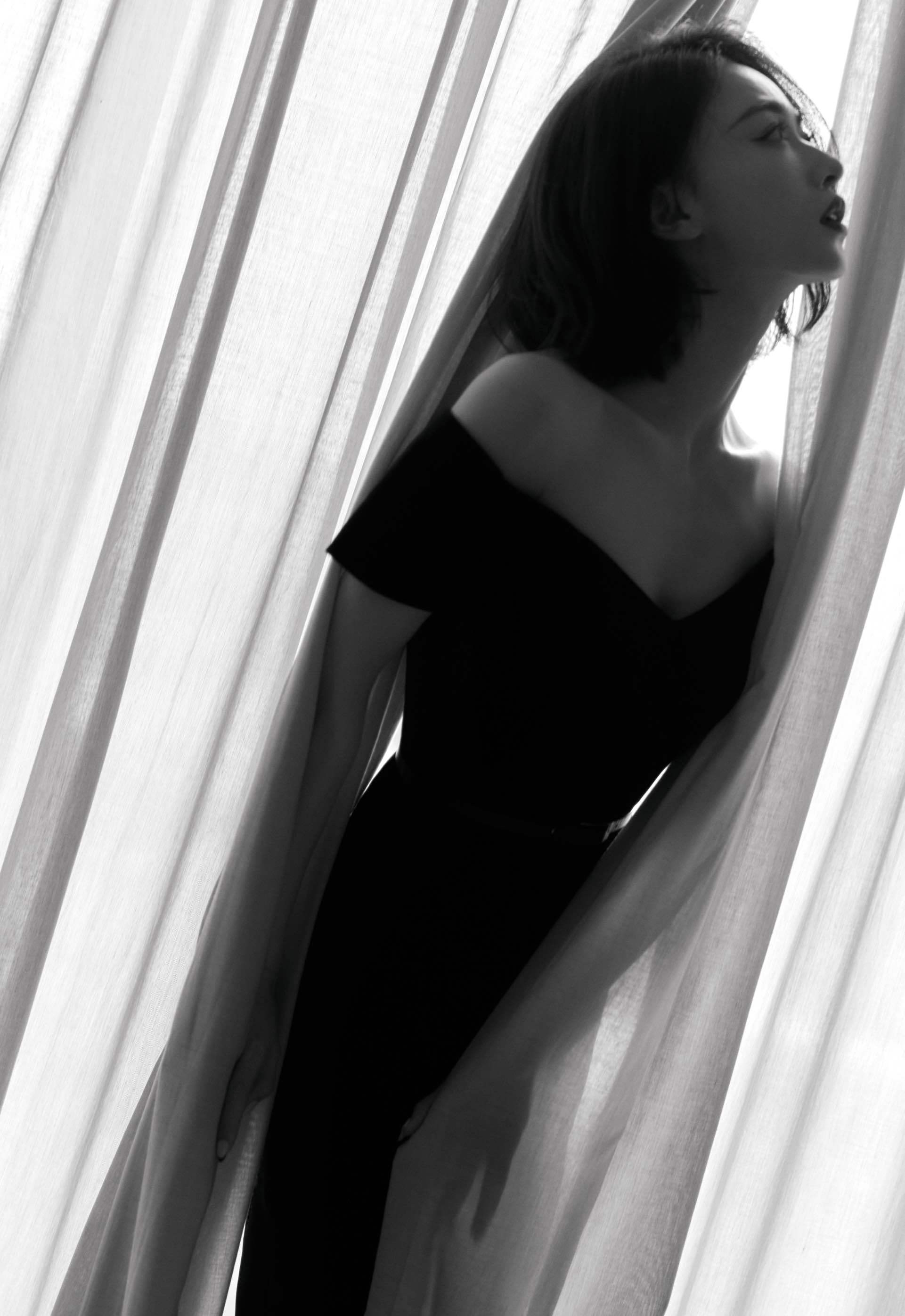 徐谨言穿着一件黑色长裙,衬托出了她白皙的肌肤和修长的身段