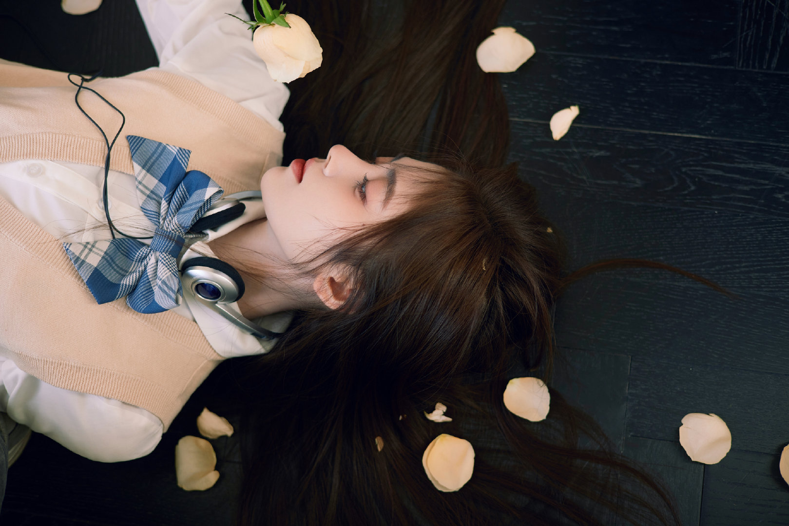 鞠婧祎新歌《花》九宫格剧照