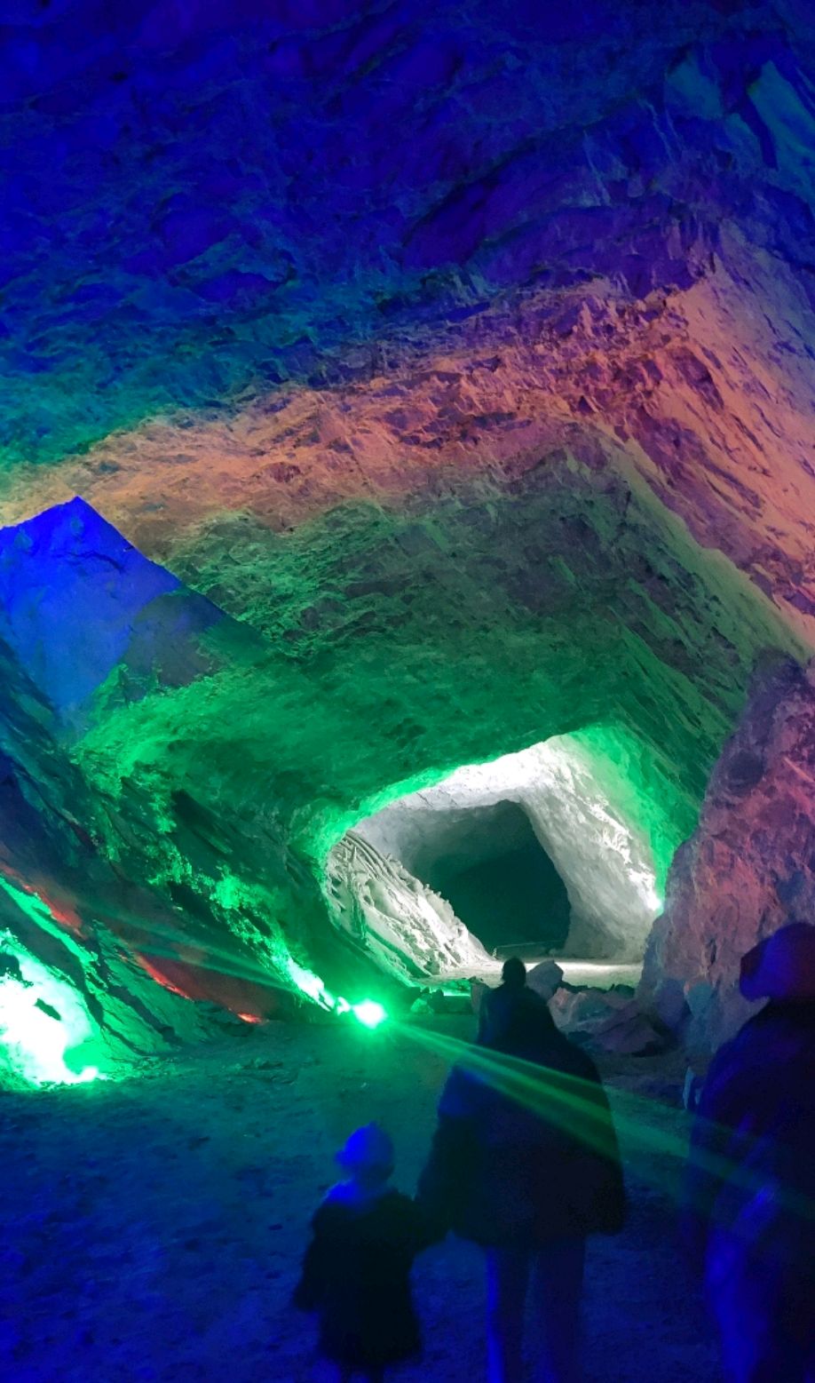 石家庄 石洞酒海 石洞里储藏着很多酒 还有巨大的恐龙化石