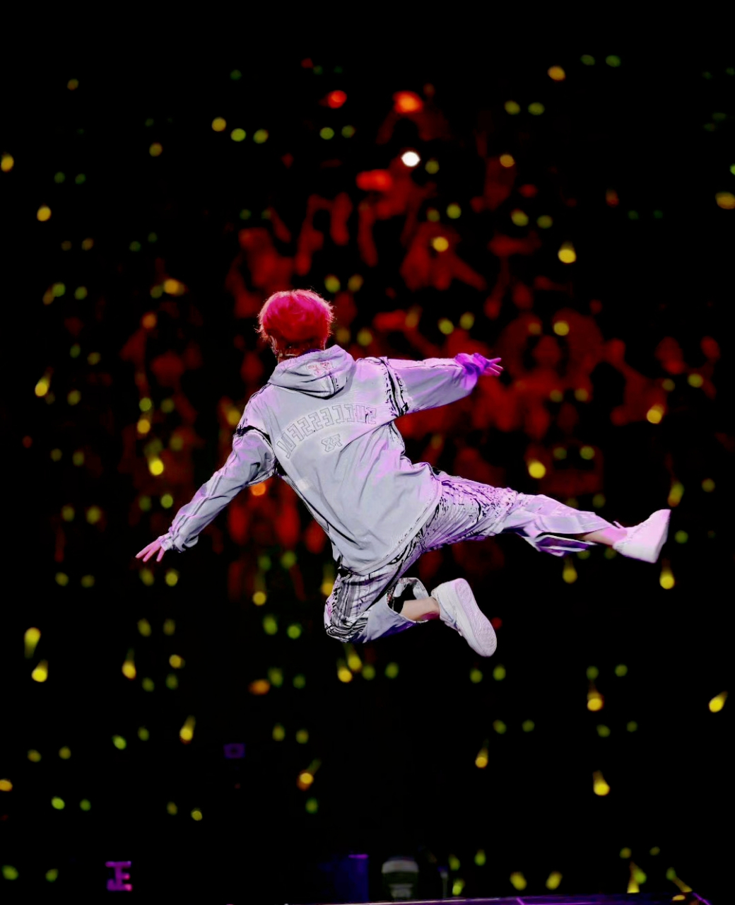 鹿晗上海演唱会快开始了,看这舞台弹跳力一定会很精彩,不过也要注意
