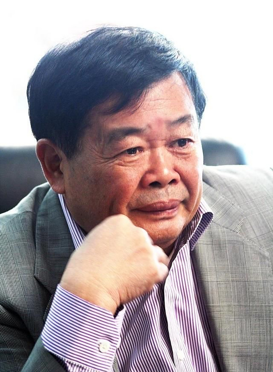 曹德旺看后,立马回到家,搂着妻子说:"我错了,是我对不起你,你能原谅我