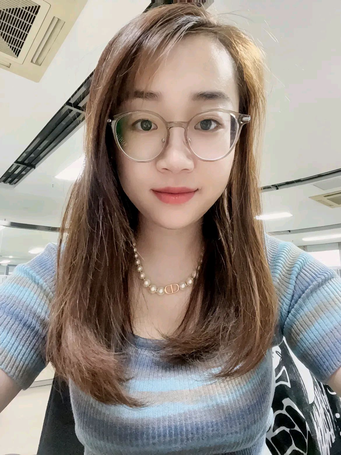 戴眼镜小姑娘的多巴胺穿搭angel小公举