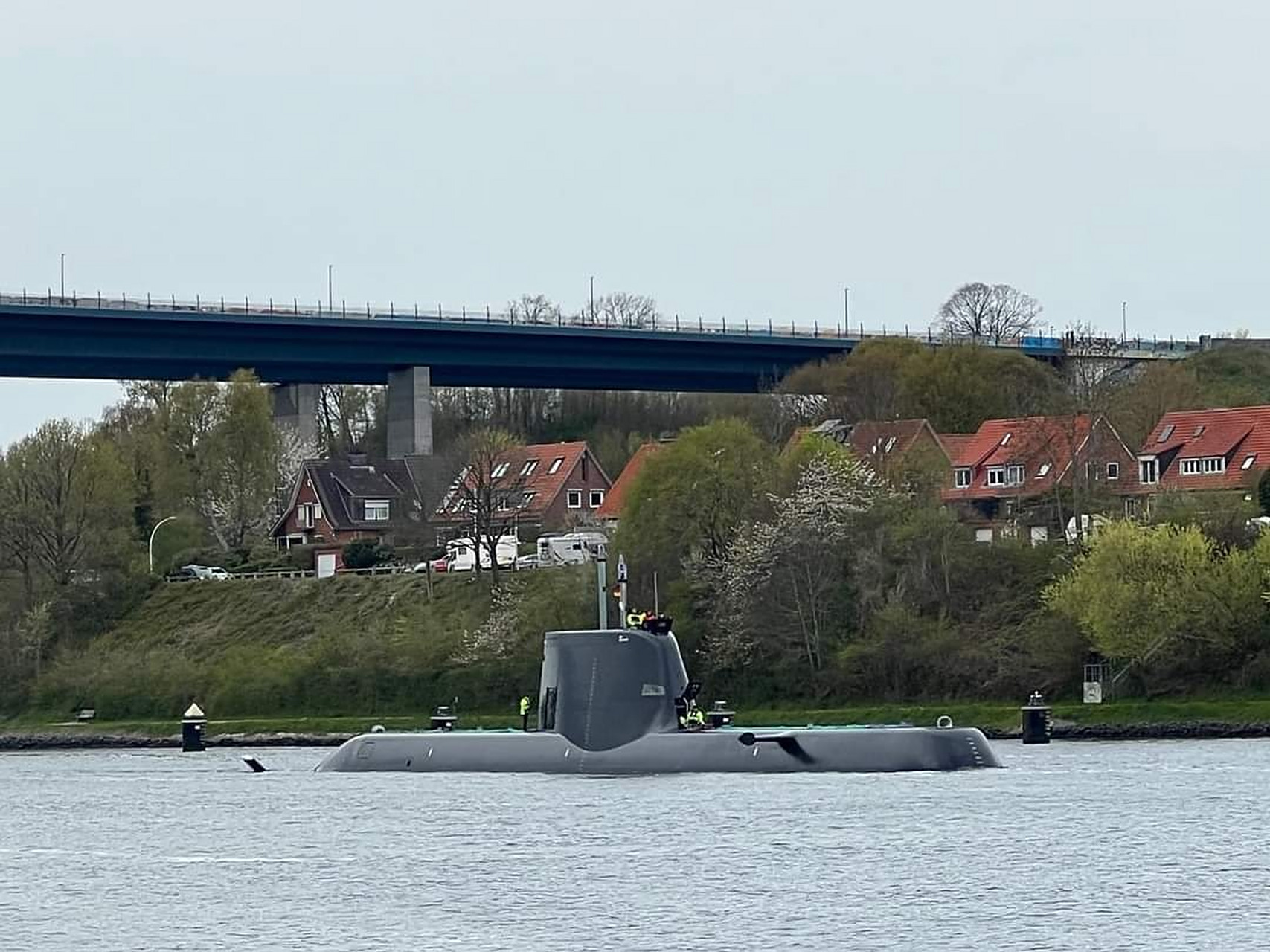 德国为新加坡海军建造的大型柴电潜艇218sg在著名基尔运河里测试.