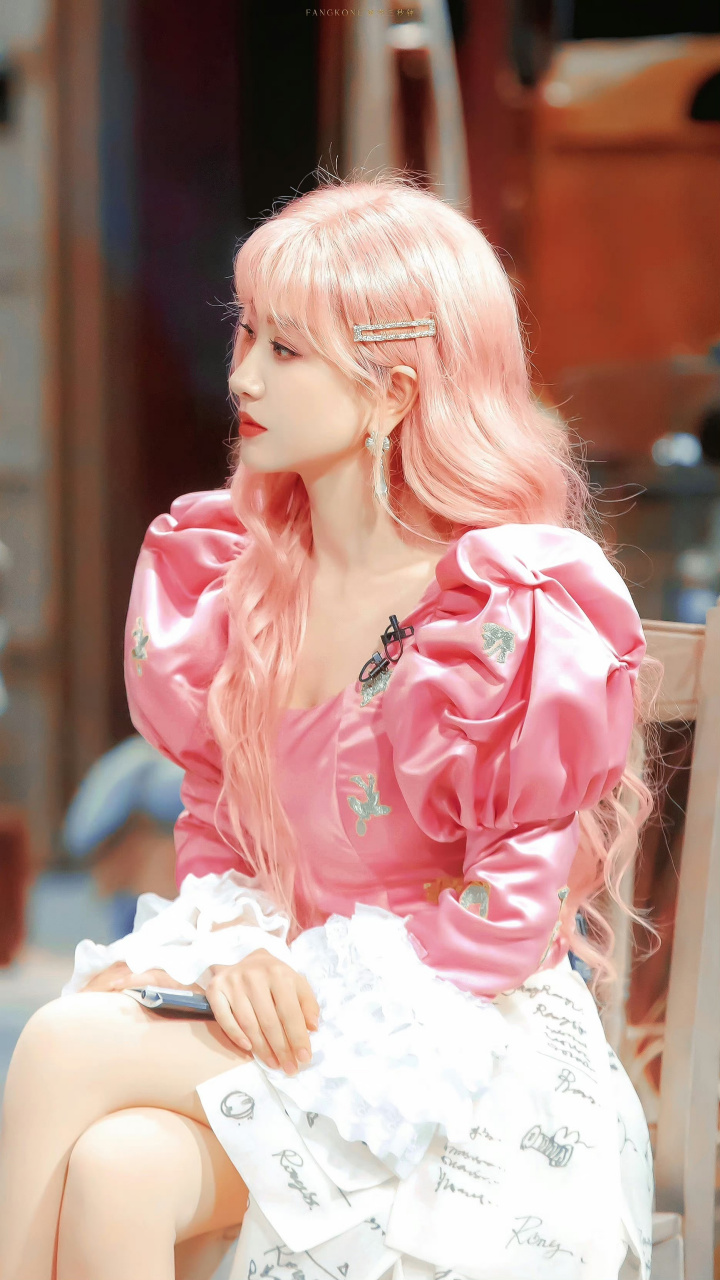 粉色头发的杨蓉美的像城堡里的公主