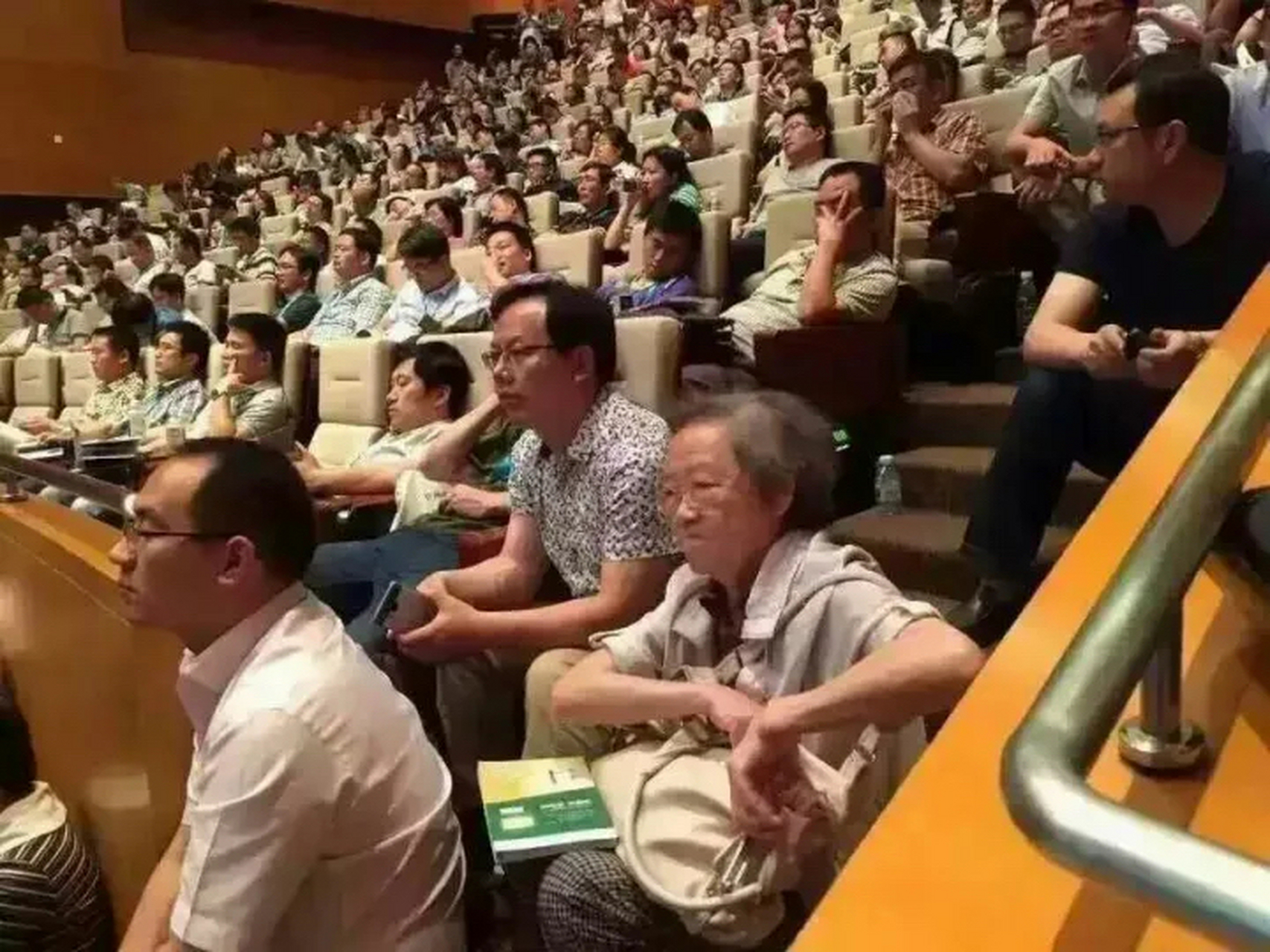 照片中衣着朴素老人名叫饶明俐,是吉大一院神经内科的教授,曾经的校长