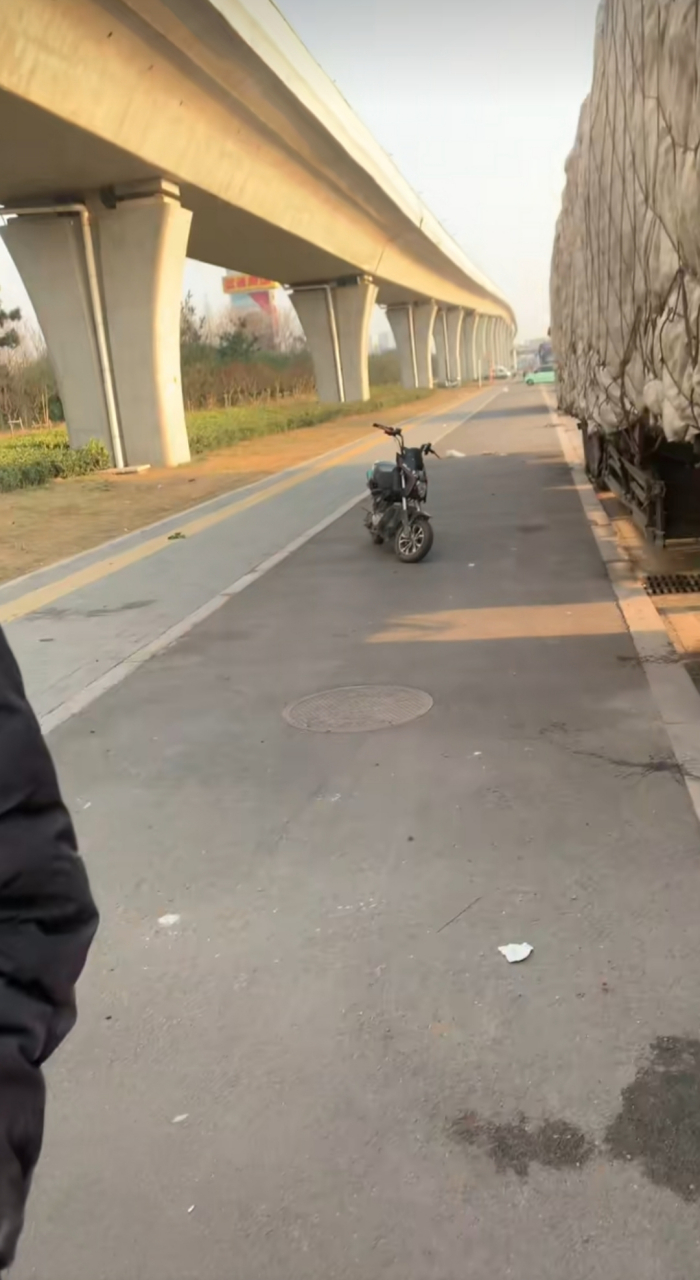 货车司机路遇"出来玩"的男孩,电瓶车骑到没电,已经两天没吃饭了.