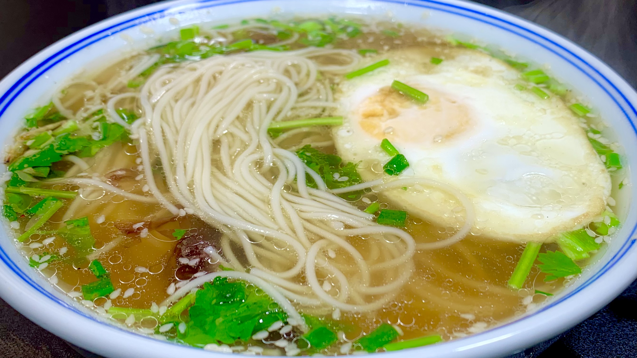 早餐就要吃得有营养,试试这个鸡蛋清汤面,简单营养又干净,好吃