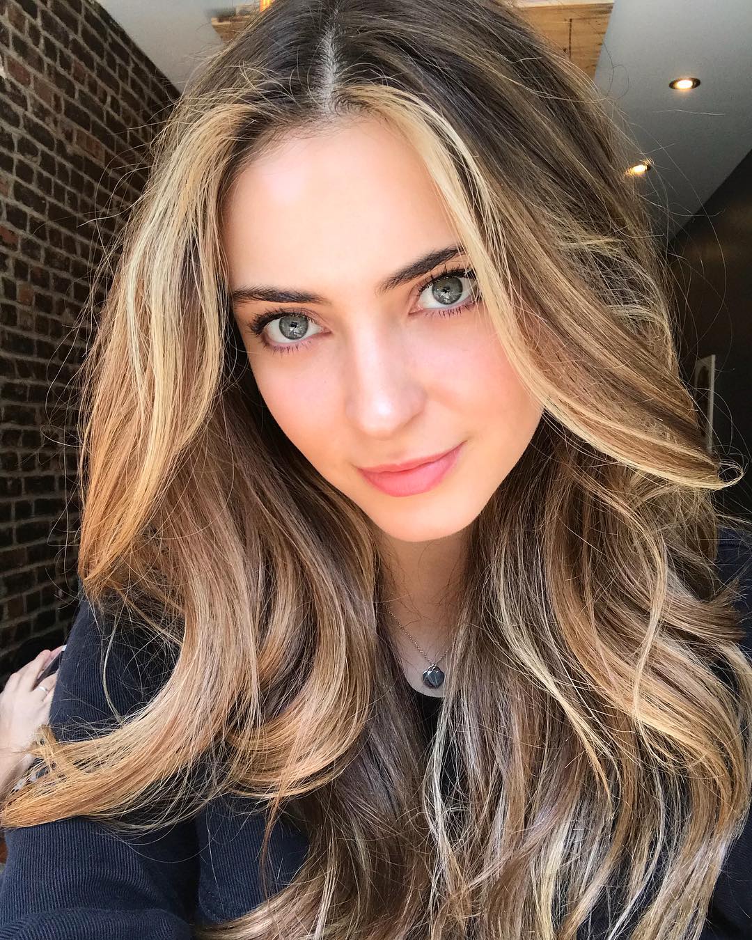 性感迷人的95后加拿大女模劳拉·温茨