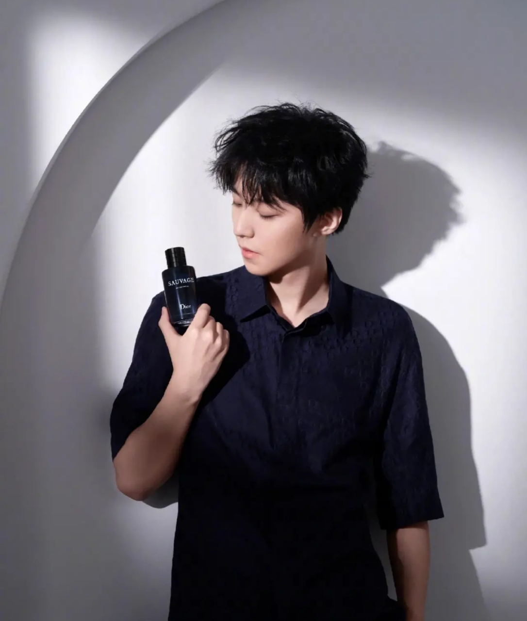 23岁的王俊凯为迪奥拍摄的这套照片真的非常有吸引力.