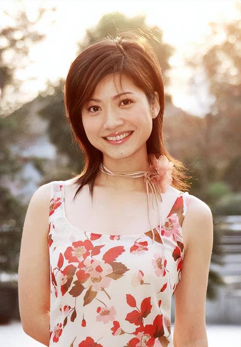 著名主持人吉雪萍,嫁富豪老公幸福美满,一女一儿凑成了一个好字