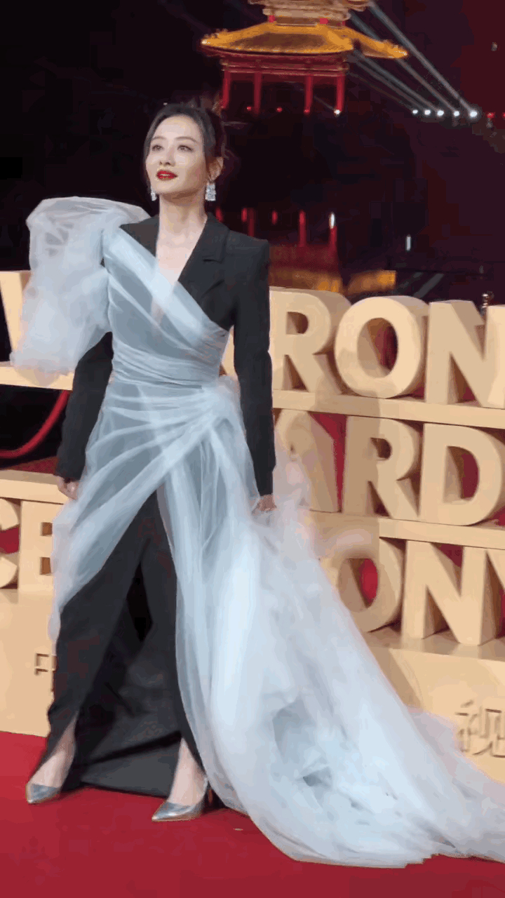 湾湾女星的礼服越来越土气了,陈德容身穿黑色西装裙,还在外面套了一层