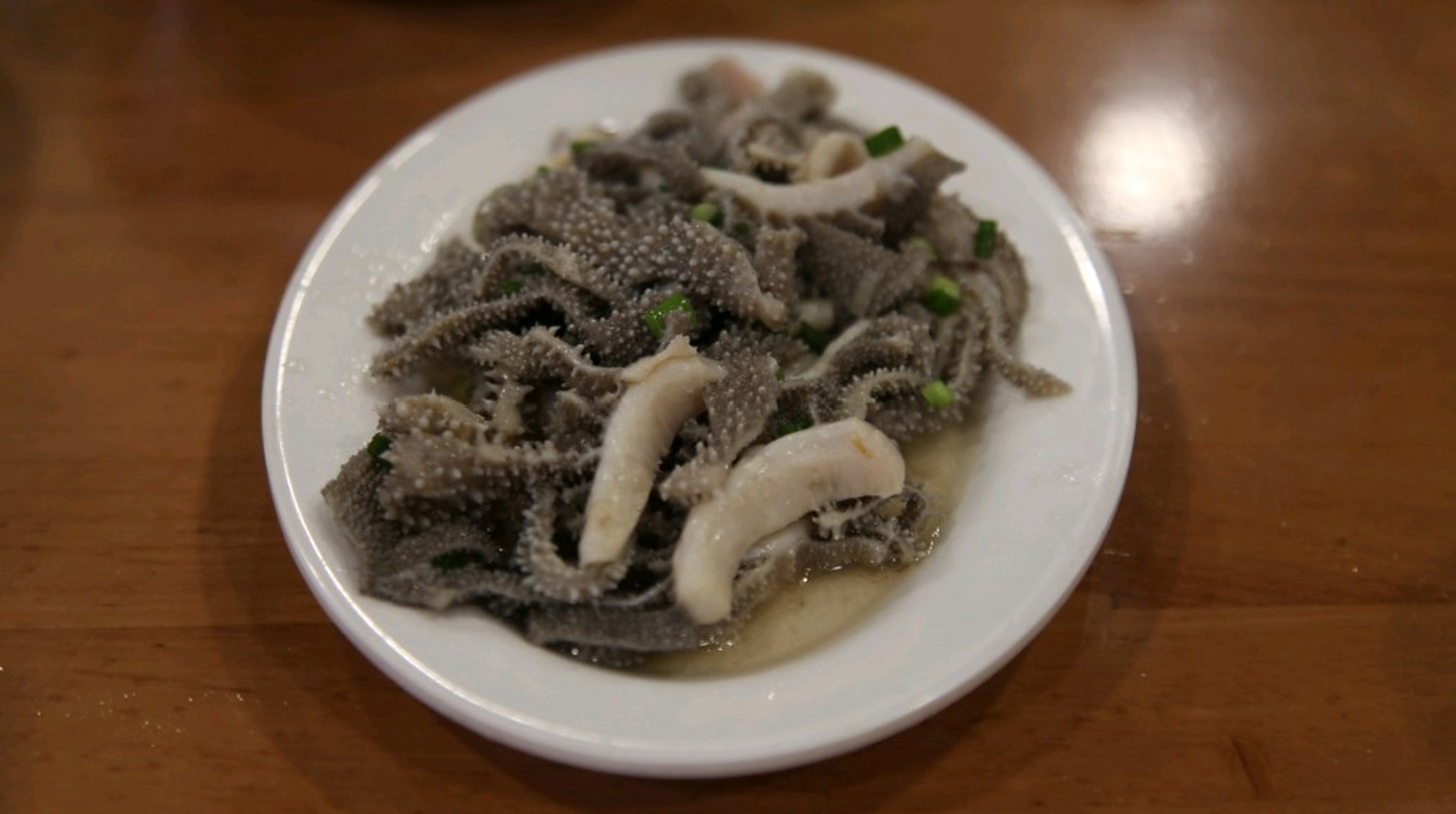 凉拌牛百叶是一道非常适合夏天食用的菜品,它不仅口感脆爽,而且营养