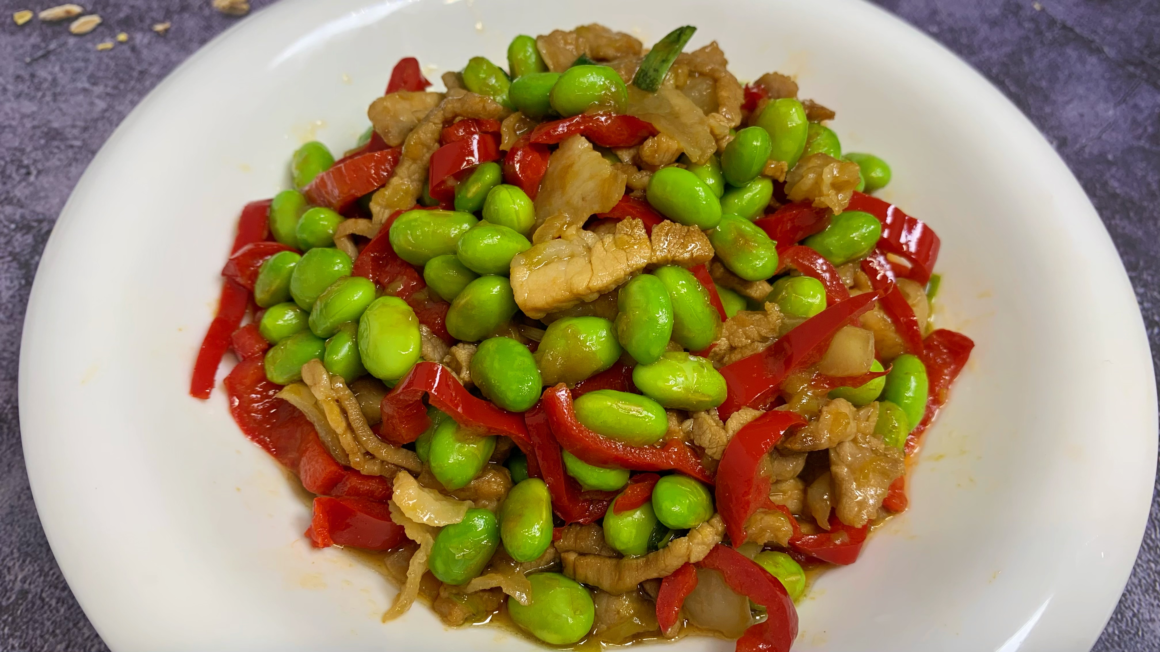 这才是毛豆炒肉丝最好吃的做法,毛豆翠绿,肉丝滑嫩,下酒又下饭