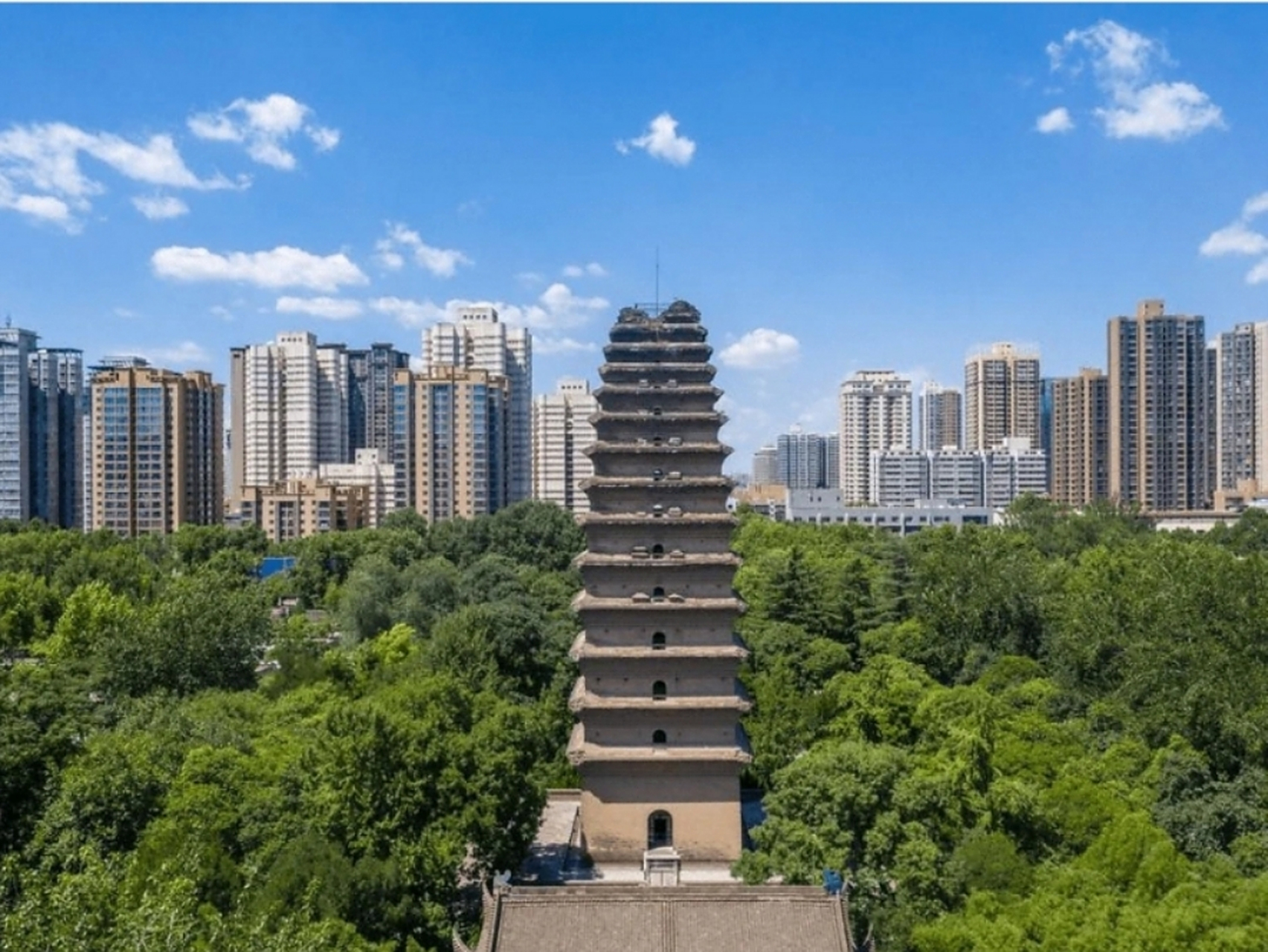 位于中国陕西省西安市的著名小雁塔,已有超过1300年的历史.在它存在的