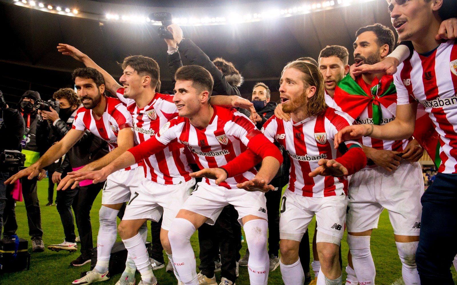 巴萨球迷丑态百出!为梅西染红鼓掌叫好,恶语咒骂毕巴进球小将