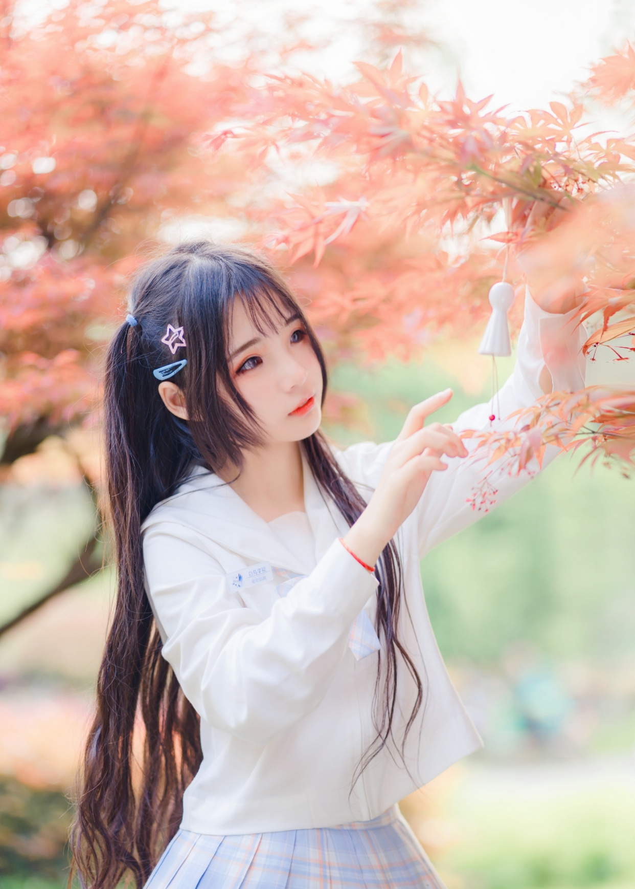 梳着马尾辫的jk制服少女,画下了被思念染红的枫叶,快来夸我吧