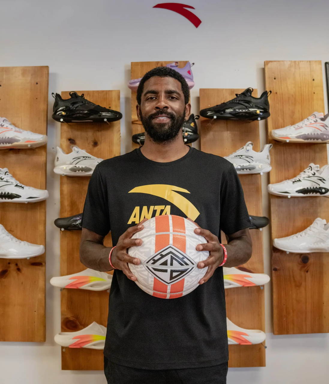 欧文签约安踏,这一波安踏血赚  今日安踏官宣与nba球星欧文正式签约
