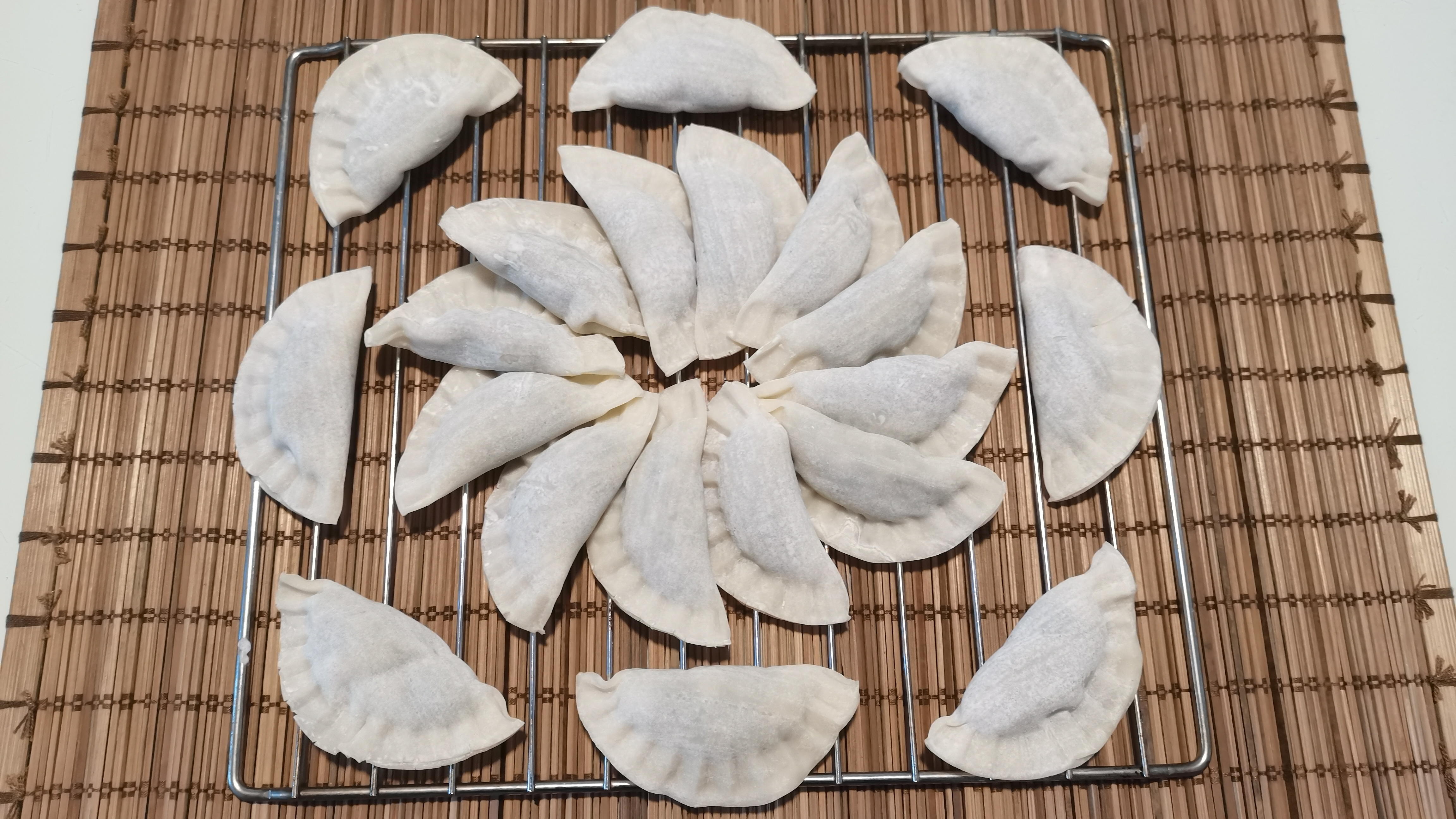 南方姑娘用模具包的韭菜肉馅饺,高颜值口味佳,你也可以试试啰