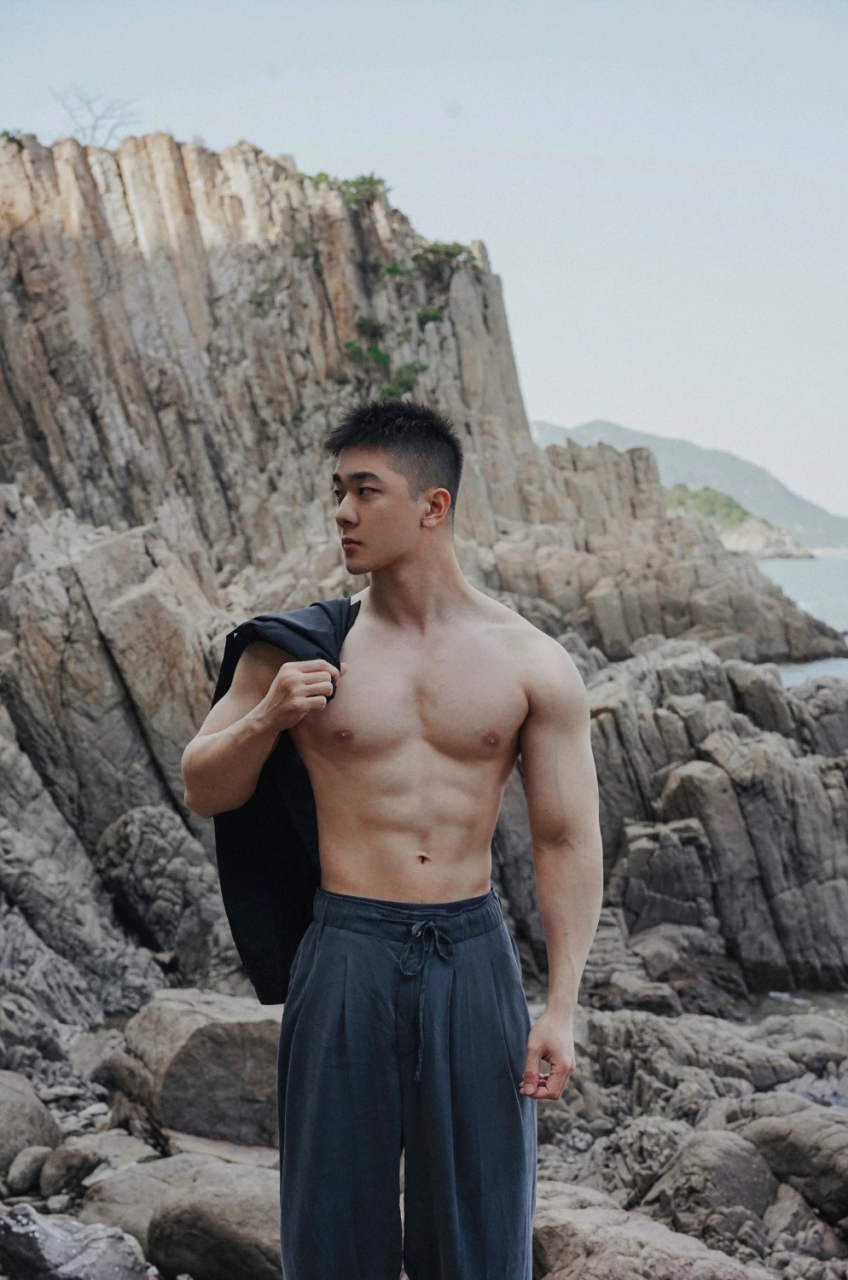 干净纯洁,圆润阳光,小忠犬长相,小狼狗身材的寸头肌肉男