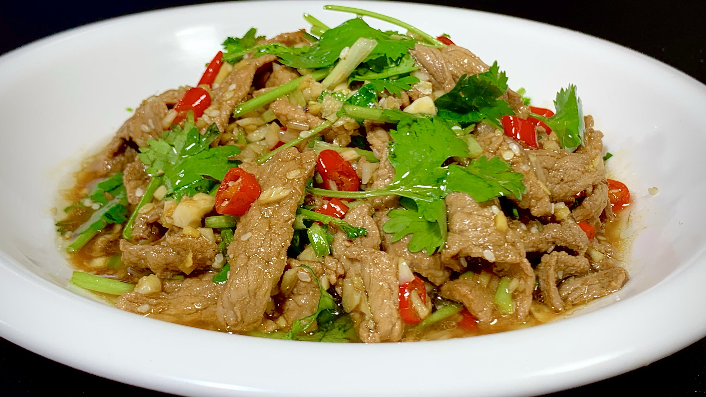 瘦肉别再炒着吃,换成新做法,凉拌肉片香辣入味,吃起来太过瘾了