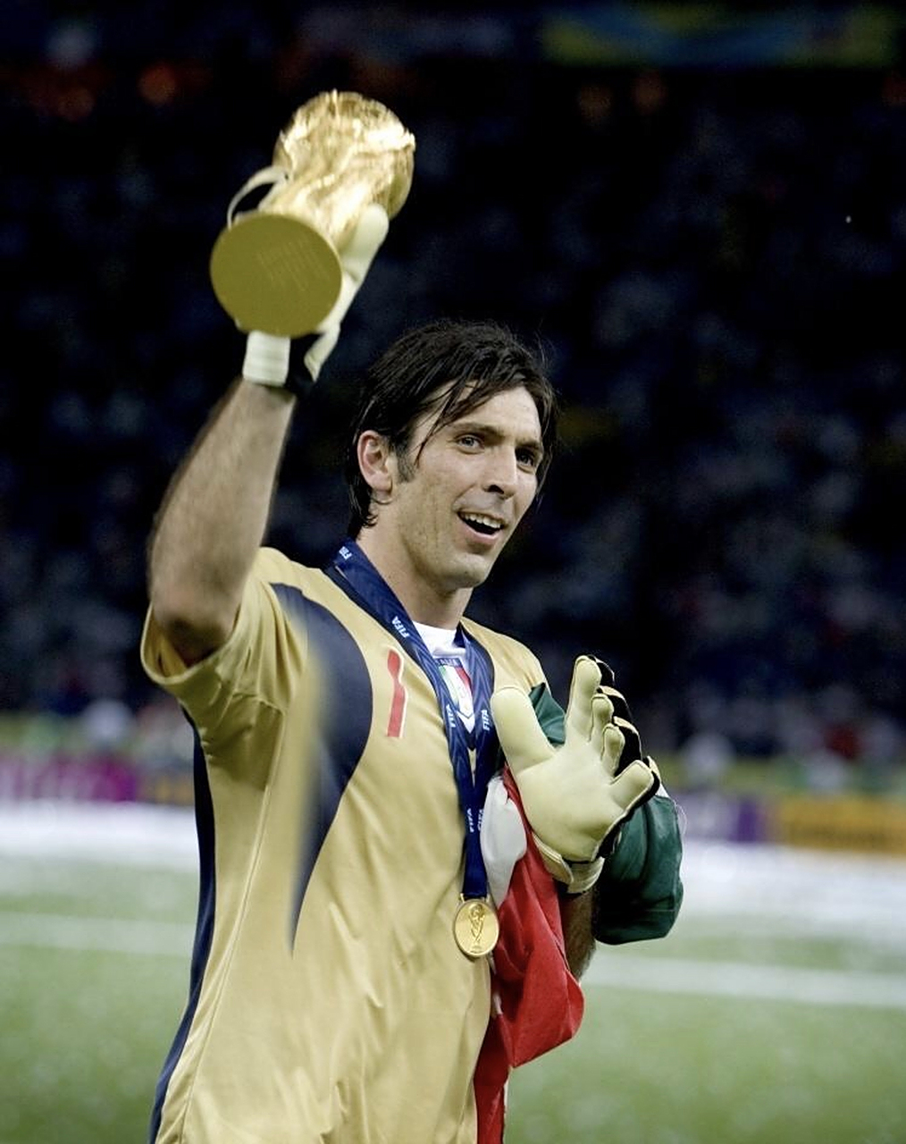 意大利传奇门将布冯宣布退役 #意大利传奇门将布冯宣布退役#   8月2日