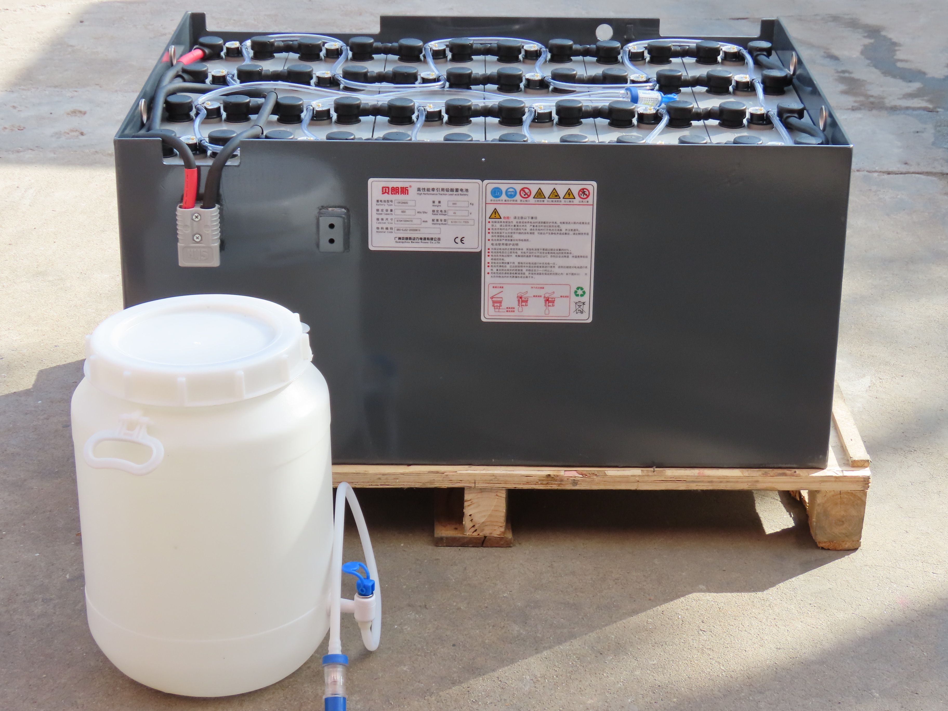 叉车电池的补水系统