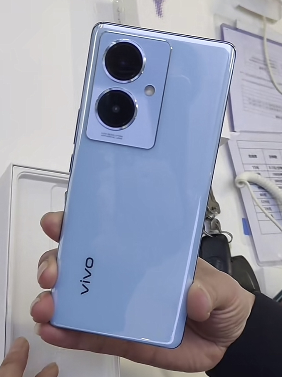 vivo y78 真机曝光,采用120hz oled曲面屏,后置5000万ois光学防抖主摄