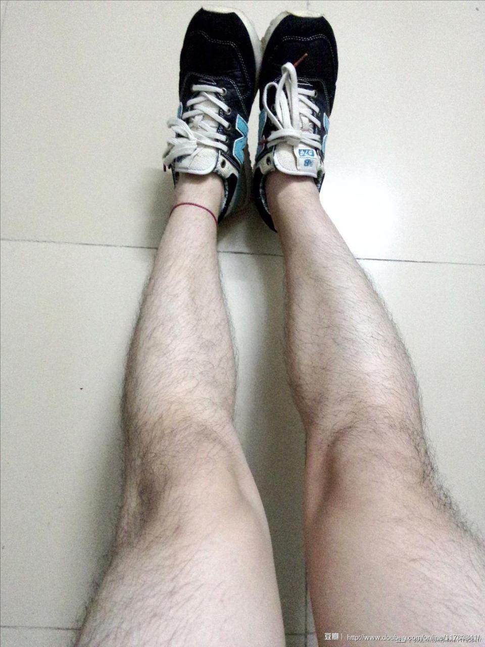 腿毛旺盛的如此情景 然后找各种方法腿毛 自己拔疼的嗷嗷叫 剃须刀